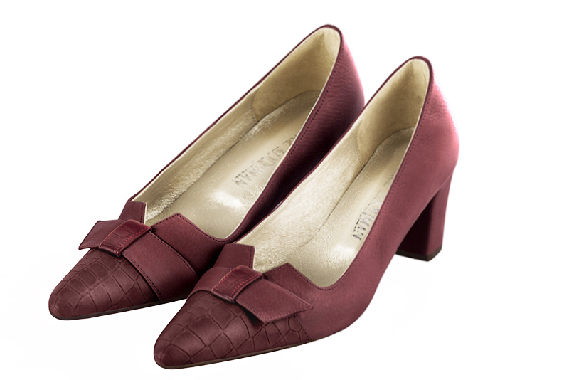 Burgundy red women's dress pumps, with a knot on the front. Tapered toe. Medium block heels. Front view - Florence KOOIJMAN